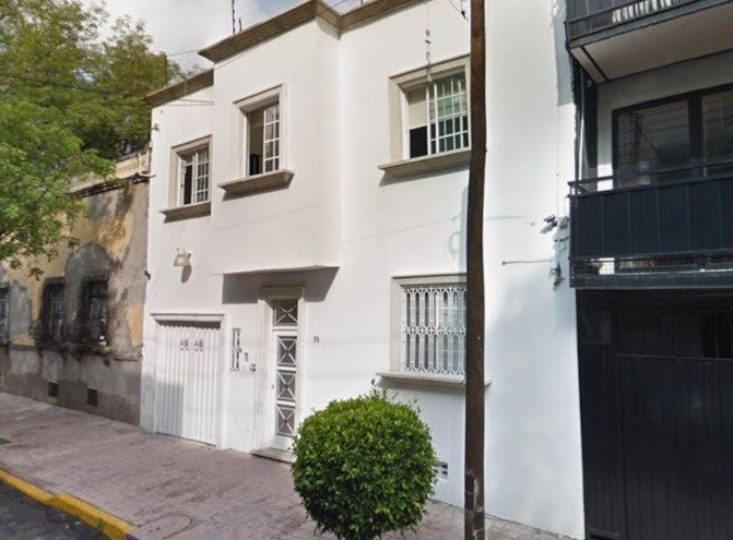 Casa en remate en Miguel Hidalgo, CDMX - Calle Gral. Juan Cano #78, San Miguel Chapultepec II Secc, 413 metros cuadrados, 5 recámaras, 4 baños, 4 estacionamientos, precio $6,226,402 MXN